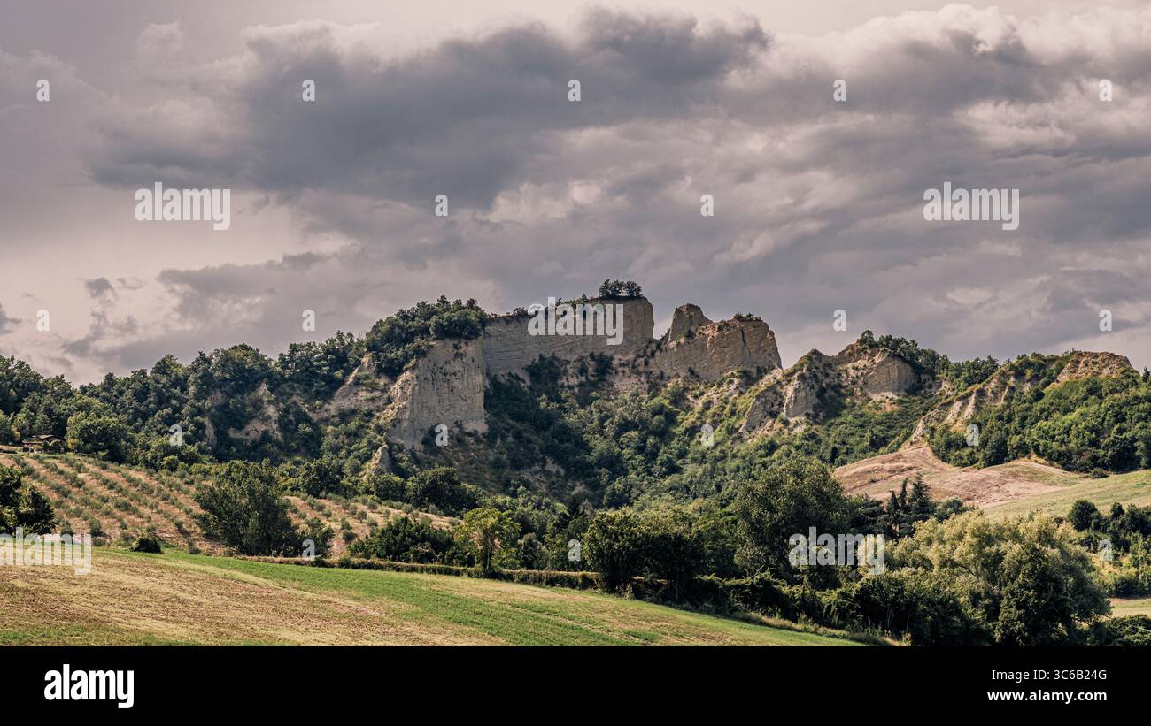 Erodierte große Sandsteinaufschlüsse in der Nähe von Bologna, in der Gemeinde Sasso Marconi, Metropolitan City of Bologna, Emilia-Romagna, Italien Stockfoto