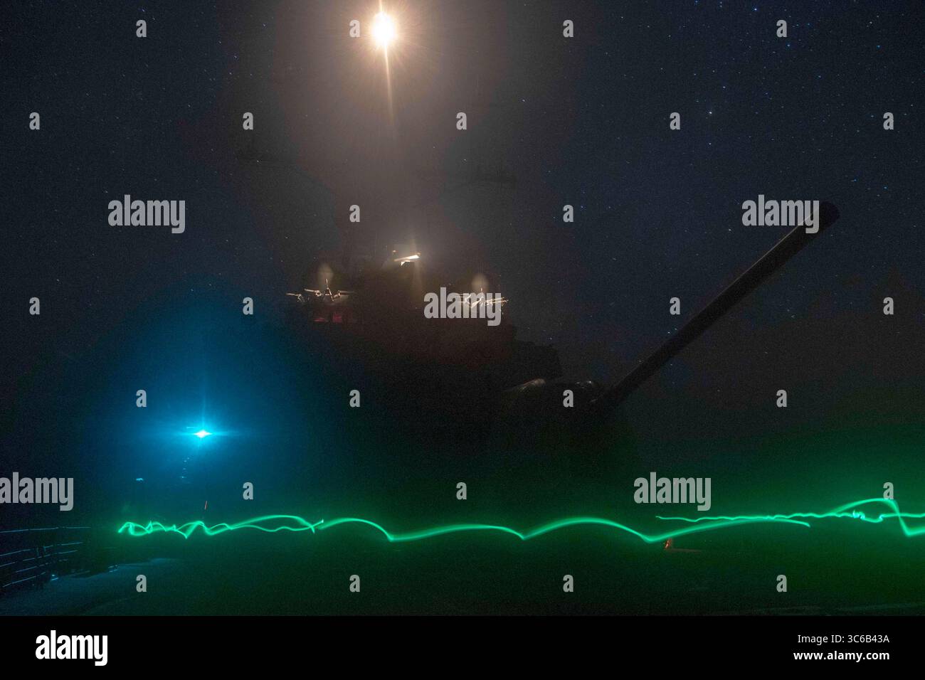 24. Mai 2020 - Arabischer Golf - der Raketenzerstörer USS Paul Hamilton (DDG 60) durchquert den Arabischen Golf am 24. Mai 2020. Paul Hamilton wird in das Einsatzgebiet der 5. US-Flotte eingesetzt, um Marineoperationen zu unterstützen, um die Stabilität und Sicherheit des Seeverkehrs in der Zentralregion zu gewährleisten, indem es das Mittelmeer und den Pazifik durch den westlichen Indischen Ozean und drei strategische Drosselpunkte verbindet. (Kreditbild: © U.S. Navy/ZUMA Wire/ZUMAPRESS.com) Stockfoto