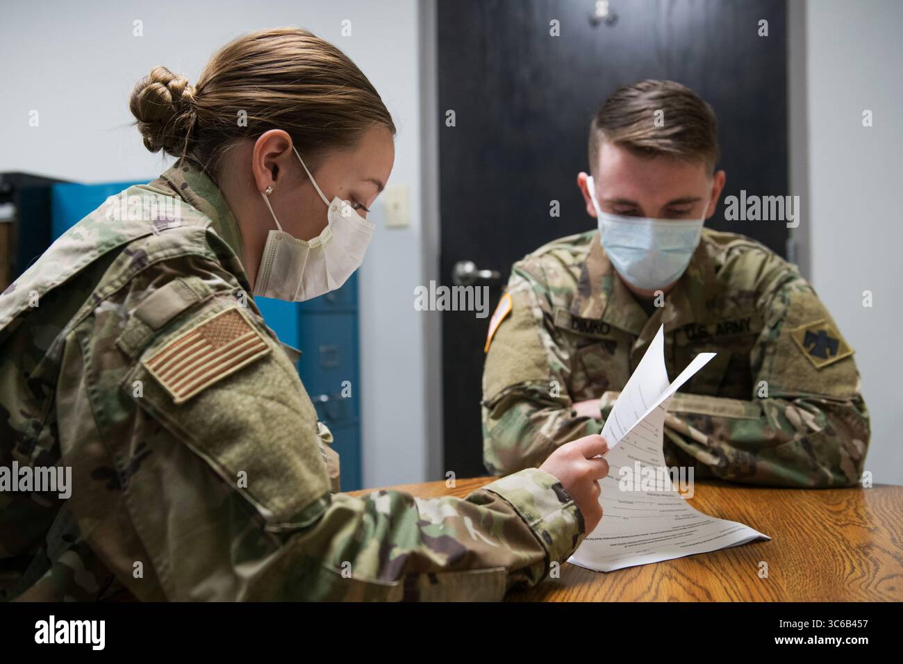 26. Mai 2020 - USA - Airman Madison Hilton (links), Mitglied des 138. Kampfflügels der Oklahoma Air National Guard und des SPC der Oklahoma Army National Guard. Phillip Dimko (rechts), 120. Ingenieurbataillon, Durchsicht der Dokumente für COVID-19-Kontaktverfolgung am 21. Mai 2020 in Muskogee, Oklahoma. Am 21. Mai waren acht Mitglieder der Oklahoma National Guard in Muskogee tätig, um Personen, die möglicherweise COVID-19 ausgesetzt waren, zu beraten und ihnen die notwendigen Informationen über Symptome zur Verfügung zu stellen, nach denen sie suchen mussten, sowie Teststellen, falls erforderlich. (Kreditbild: © U.S. National Stockfoto