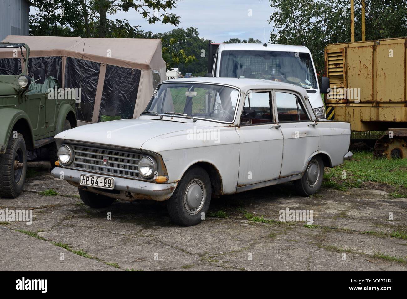 26.07.2025 Moekwitsch 408 Deutschland/ Sachsen Anhalt/ Altmark/ Landkreis Stendal/ Stadt Seehausen/ Ortsteil Beuster/ Blaulichtmuseum/ Blaulichttage/ Tag der offenen Tür/ historischer PKW Moskvich 408 mit altem DDR Kennzeichen *** 26 07 2025 Moekwitsch 408 Deutschland Sachsen Anhalt Altmark Stadtteil Stendal Stadtteil Seehausen Stadtteil Beuster Blaulichtmuseum Blaulichttage Tag der offenen Tag historischer Auto Moskvich 408 mit alkennzeichen mit alstraße mit alzeit Stockfoto