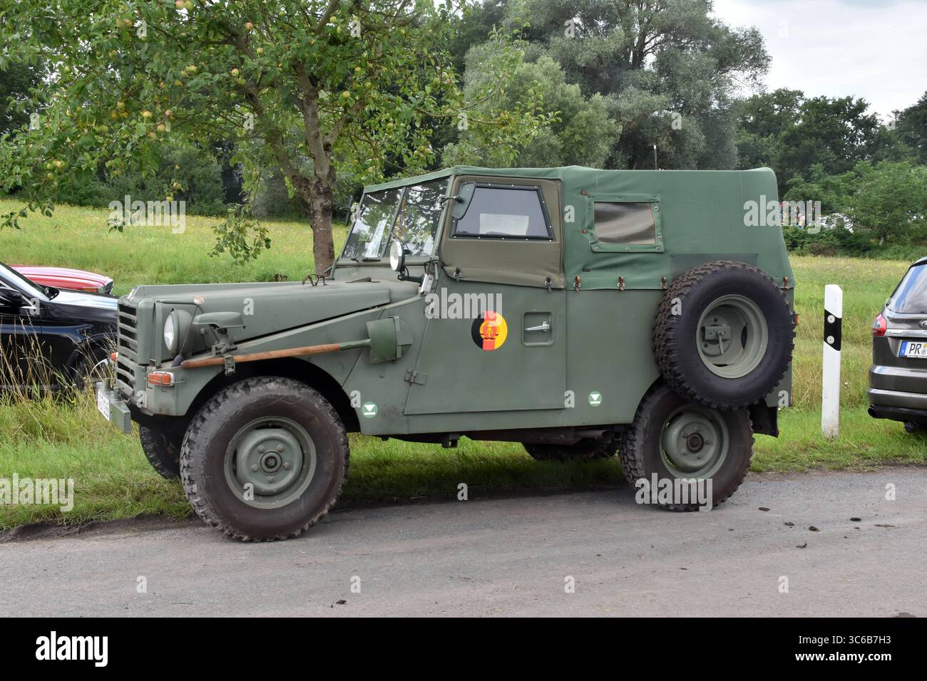 26.07.2025 IFA P3 Deutschland/Sachsen Anhalt/Altmark/Landkreis Stendal/Stadt Seehausen/Ortsteil Beuster/Blaulichtmuseum/Blaulichttage/Tag der offenen Tür/am Straßenrand steht ein historischer Geländewagen der DDR Armee-NVA P3 *** 26 07 2025 IFA P3 Deutschland Sachsen Anhalt Altmark Stadtteil Stendal Stadt Seehausen Stadtteil Beuster Blaulichtmuseum Blaulichttage Tag der offenen Tag ein historisches Geländewagen der DDR Wehrstand auf der DDR P3 Wehrseite der DDR Stockfoto