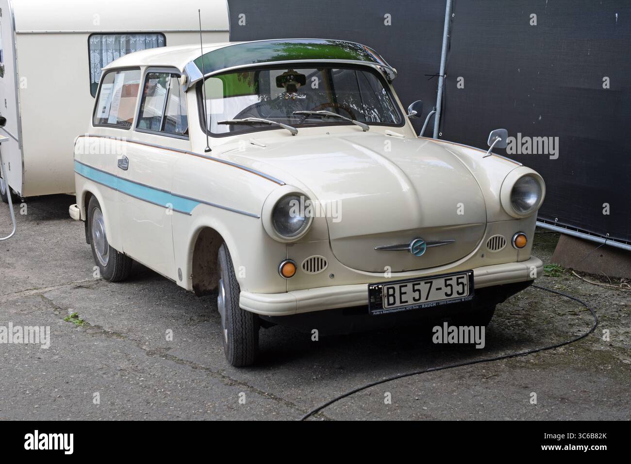 26.07.2025 Trabant 600 Deutschland/Sachsen Anhalt/Altmark/Landkreis Stendal/Stadt Seehausen/Ortsteil Beuster/Blaulichtmuseum/Blaulicht Tage/Tag der offenen Tür/abgestellter Trabant 600 Kombi/Blick auf die Frontpartie und die Beifahrerseite/ mit original DDR Kennzeichen *** 26 07 2025 Trabant 600 Deutschland Sachsen Anhalt Altmark Stadtteil Stendal Stadtteil Seehausen Stadtteil Beuster Blaulichtmuseum Blaulichtmuseum Blaulichttage geparkt Tag geparkt Tag geparkt Trabant Fahrgastwagensicht Trabant 600 der Fahrgastwagen mit original DDR Fahrgastseite der Fahrgastbahnhof Stockfoto