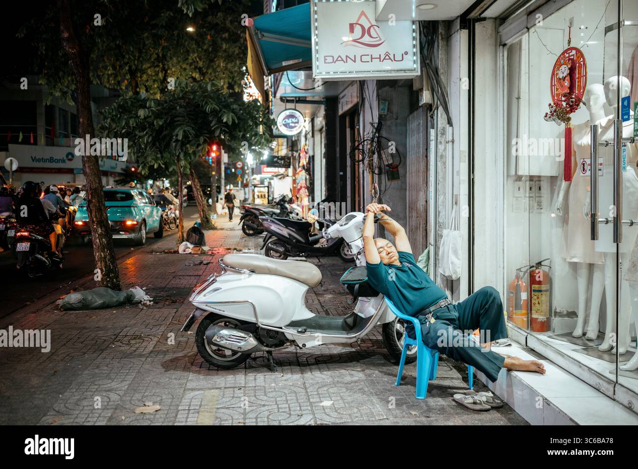 Sicherheitsbeamter schläft vor dem Laden, Saigon, Ho Chi Minh City, Vietnam Stockfoto