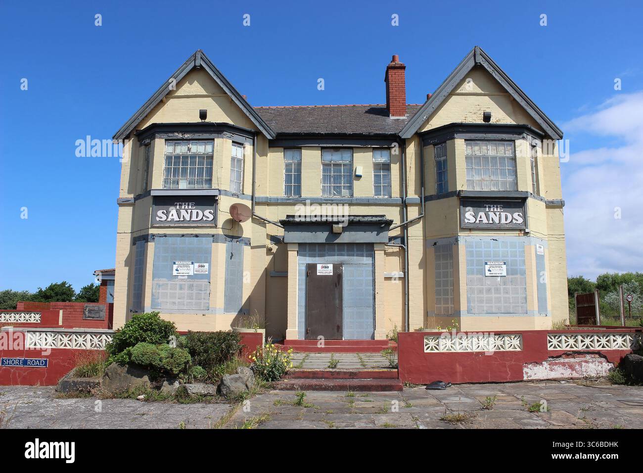 The Sands - Derelict Pub neben Sands Lake, Ainsdale, Merseyside Stockfoto