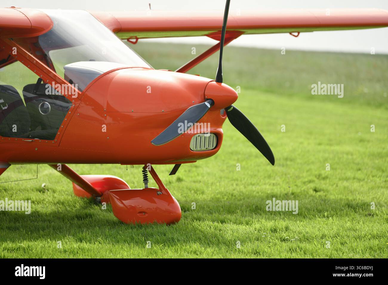 Der rote Gyrocopter auf dem Flugplatz Stockfoto