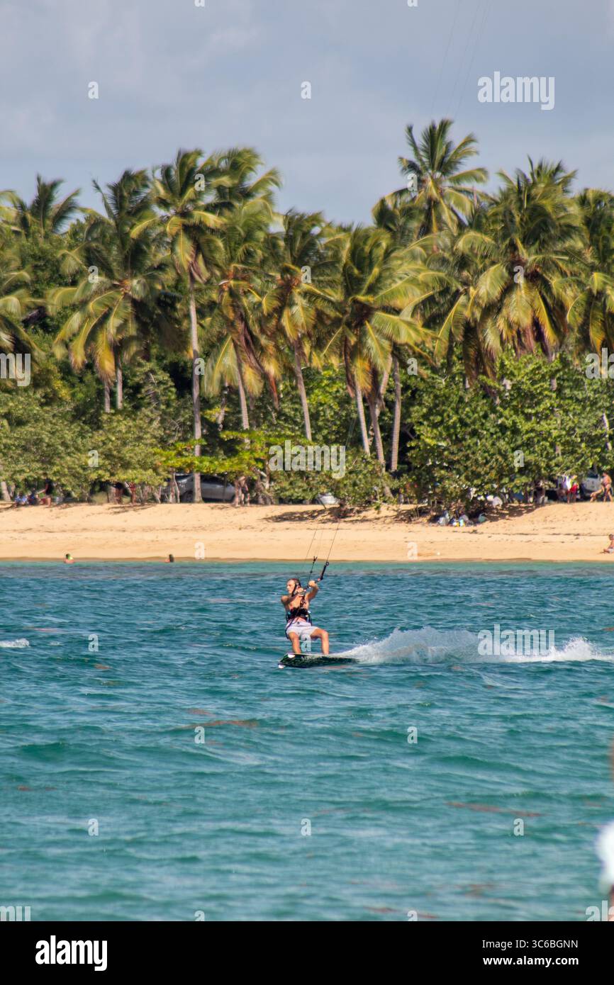 Kitesurfen in Playa Punta Popi, Las Terrenas, Dominkanische Republik Stockfoto