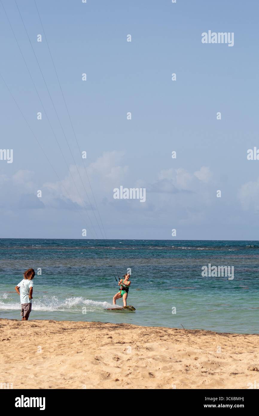 Kitesurfen in Playa Punta Popi, Las Terrenas, Dominkanische Republik Stockfoto