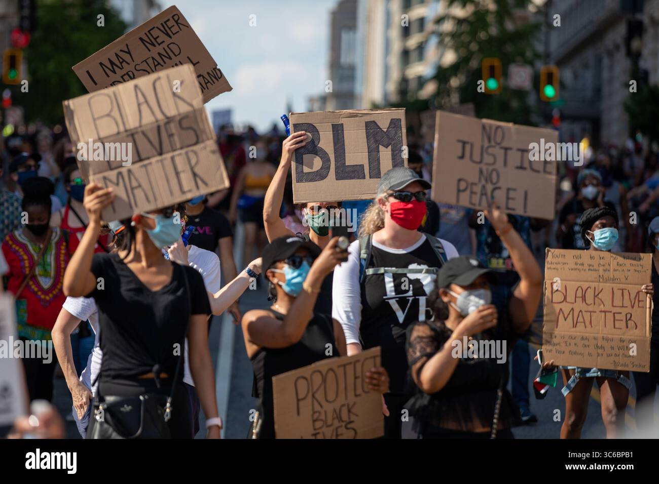 6. Juni 2020, Washington, District of Columbia, USA: Demonstranten tragen Schilder während eines marsches gegen Polizeibrutalität und Rassismus in Washington, D.C. am Samstag, 6. Juni 2020 (Foto: © Amanda Andrade-Rhoades/CNP via ZUMA Wire) Stockfoto