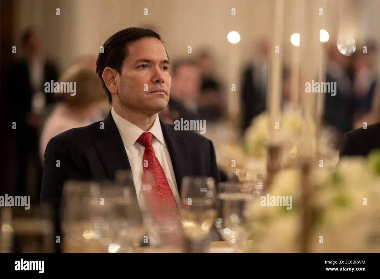 Senator Marco Rubio aus Florida hört aufmerksam zu während eines GOP Leadership Dinners im Weißen Haus am 18. Juli 2025. Die Veranstaltung brachte prominente republikanische Persönlichkeiten zusammen. Bild mit freundlicher Genehmigung des Weißen Hauses. Stockfoto
