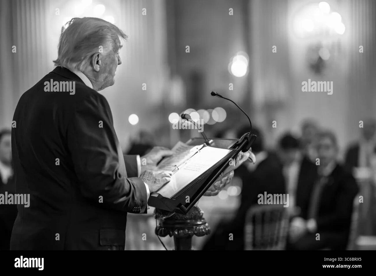 Präsident Donald J. Trump hält während eines Abendessens im Weißen Haus zu Ehren der GOP-Senatoren eine Rede, in der er die Verabschiedung des One Big Beautiful Bill Act und die jüngsten Meilensteine der Regierung in Politik, Einwanderung und globaler Diplomatie feiert. Juli 2025. Bild mit freundlicher Genehmigung des Weißen Hauses. Stockfoto