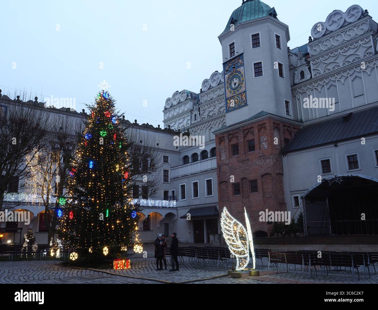 Hof der Burg der Pommerschen Herzöge mit Weihnachtslichtern, Stettin, Polen Stockfoto