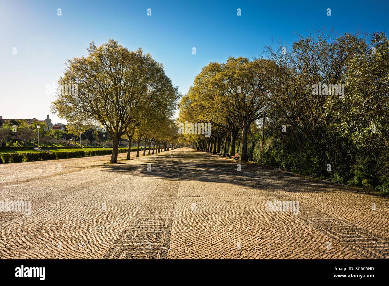 Foto von einem breiten gepflasterten malerischen Wanderweg zu einem Park im Zentrum von Lissabon. Stockfoto