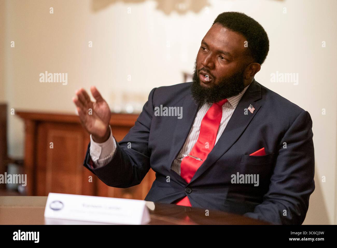 10. Juni 2020, Washington, DC, Vereinigte Staaten von Amerika: Kareem Lanier, Co-Vorsitzender von Urban Revitalization Coalition Inc., spricht während eines Rundtischs über Rassenbeziehungen im Kabinettsaal des Weißen Hauses am 10. Juni 2020 in Washington, D.C. (Kreditbild: © Tia Dufour/White House/Planet Pix via ZUMA Wire) Stockfoto