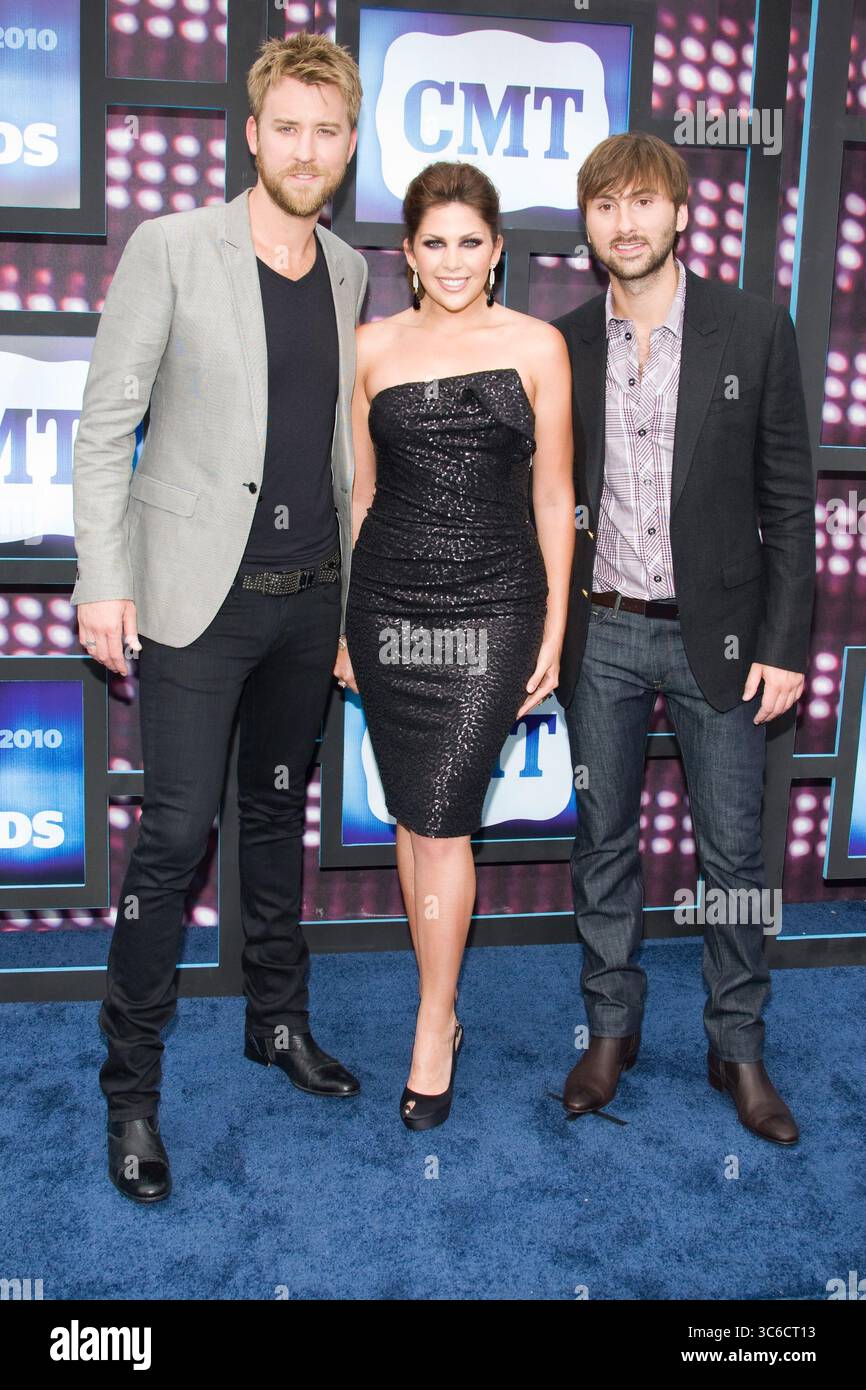 19. Juni 2010, Nashville, Tennessee, Vereinigte Staaten von Amerika: NASHVILLE, TN – 09. JUNI: Lady Antebellum kommt am 9. Juni 2010 bei den CMT Music Awards 2010 in der Bridgestone Arena in Nashville, Tennessee an. Lady A ist eine US-amerikanische Country-Musikgruppe, die 2006 in Nashville, Tennessee gegründet wurde. Die Gruppe besteht aus Hillary Scott, Charles Kelley und Dave Haywood. Leute: Hillary Scott, Charles Kelley, Dave Haywood (Credit Image: © SMG via ZUMA Wire) Stockfoto