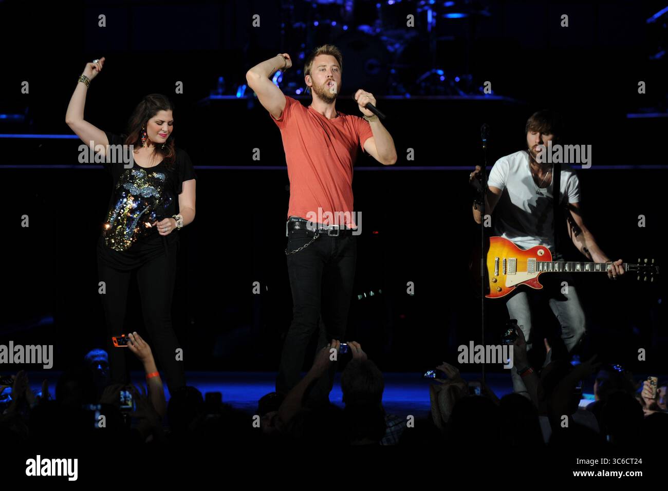 13. Mai 2012, West Palm Beach, Florida, Vereinigte Staaten von Amerika: WEST PALM BEACH - 12. MAI: Hillary Scott, Charles Kelley und Dave Haywood von Lady Antebellum treten am 12. Mai 2012 im Cruzan Ampitheatre in West Palm Beach auf...Lady A ist eine US-amerikanische Country-Band, die 2006 in Nashville, Tennessee gegründet wurde. Die Gruppe besteht aus Hillary Scott, Charles Kelley und Dave Haywood. Leute: Hillary Scott, Charles Kelley, Dave Haywood (Credit Image: © SMG via ZUMA Wire) Stockfoto