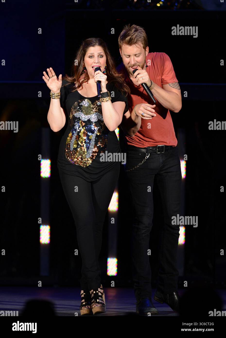 13. Mai 2012, West Palm Beach, Florida, Vereinigte Staaten von Amerika: WEST PALM BEACH - 12. MAI: Hillary Scott, Charles Kelley und Dave Haywood von Lady Antebellum treten am 12. Mai 2012 im Cruzan Ampitheatre in West Palm Beach auf...Lady A ist eine US-amerikanische Country-Band, die 2006 in Nashville, Tennessee gegründet wurde. Die Gruppe besteht aus Hillary Scott, Charles Kelley und Dave Haywood. Leute: Hillary Scott, Charles Kelley, Dave Haywood (Credit Image: © SMG via ZUMA Wire) Stockfoto