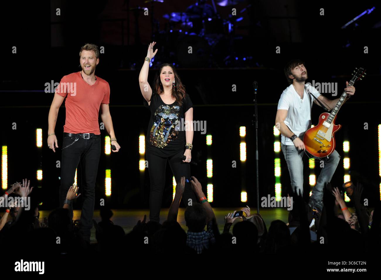 13. Mai 2012, West Palm Beach, Florida, Vereinigte Staaten von Amerika: WEST PALM BEACH - 12. MAI: Hillary Scott, Charles Kelley und Dave Haywood von Lady Antebellum treten am 12. Mai 2012 im Cruzan Ampitheatre in West Palm Beach auf...Lady A ist eine US-amerikanische Country-Band, die 2006 in Nashville, Tennessee gegründet wurde. Die Gruppe besteht aus Hillary Scott, Charles Kelley und Dave Haywood. Leute: Hillary Scott, Charles Kelley, Dave Haywood (Credit Image: © SMG via ZUMA Wire) Stockfoto
