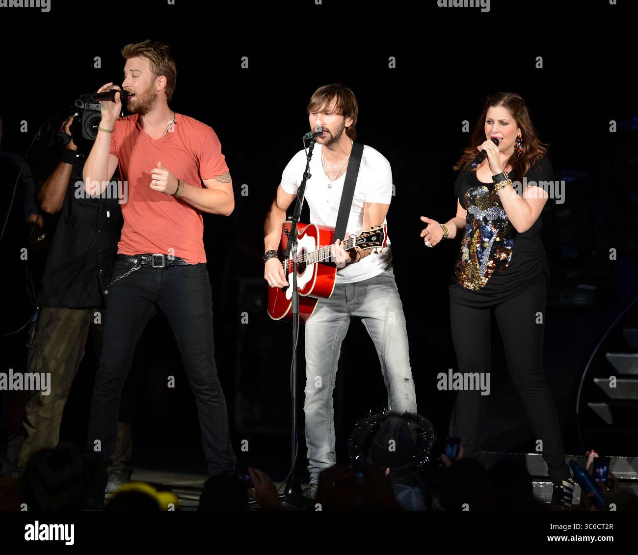 13. Mai 2012, West Palm Beach, Florida, Vereinigte Staaten von Amerika: WEST PALM BEACH - 12. MAI: Hillary Scott, Charles Kelley und Dave Haywood von Lady Antebellum treten am 12. Mai 2012 im Cruzan Ampitheatre in West Palm Beach auf...Lady A ist eine US-amerikanische Country-Band, die 2006 in Nashville, Tennessee gegründet wurde. Die Gruppe besteht aus Hillary Scott, Charles Kelley und Dave Haywood. Leute: Hillary Scott, Charles Kelley, Dave Haywood (Credit Image: © SMG via ZUMA Wire) Stockfoto
