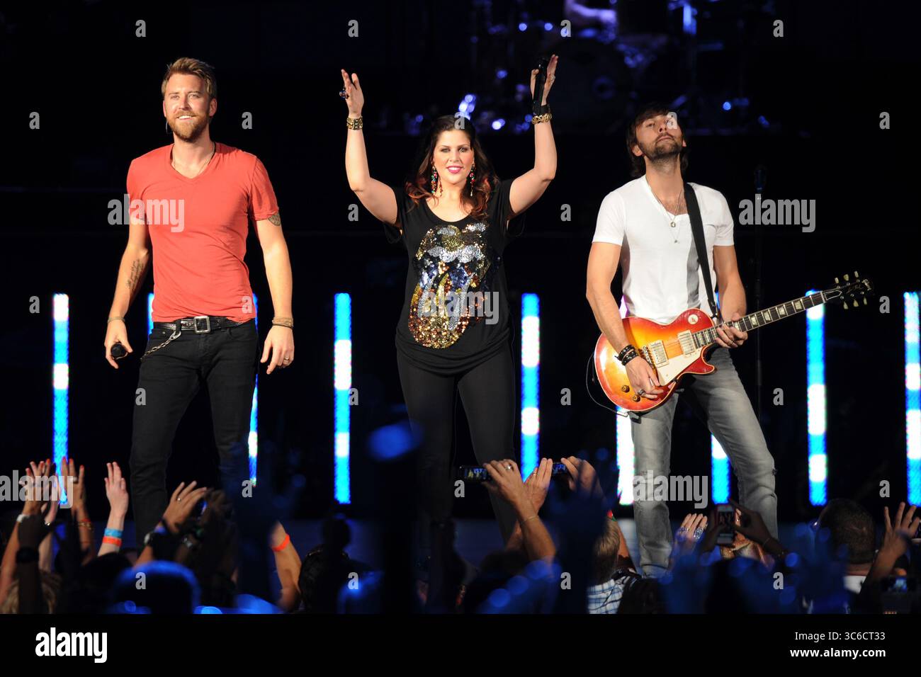 13. Mai 2012, West Palm Beach, Florida, Vereinigte Staaten von Amerika: WEST PALM BEACH - 12. MAI: Hillary Scott, Charles Kelley und Dave Haywood von Lady Antebellum treten am 12. Mai 2012 im Cruzan Ampitheatre in West Palm Beach auf...Lady A ist eine US-amerikanische Country-Band, die 2006 in Nashville, Tennessee gegründet wurde. Die Gruppe besteht aus Hillary Scott, Charles Kelley und Dave Haywood. Leute: Hillary Scott, Charles Kelley, Dave Haywood (Credit Image: © SMG via ZUMA Wire) Stockfoto