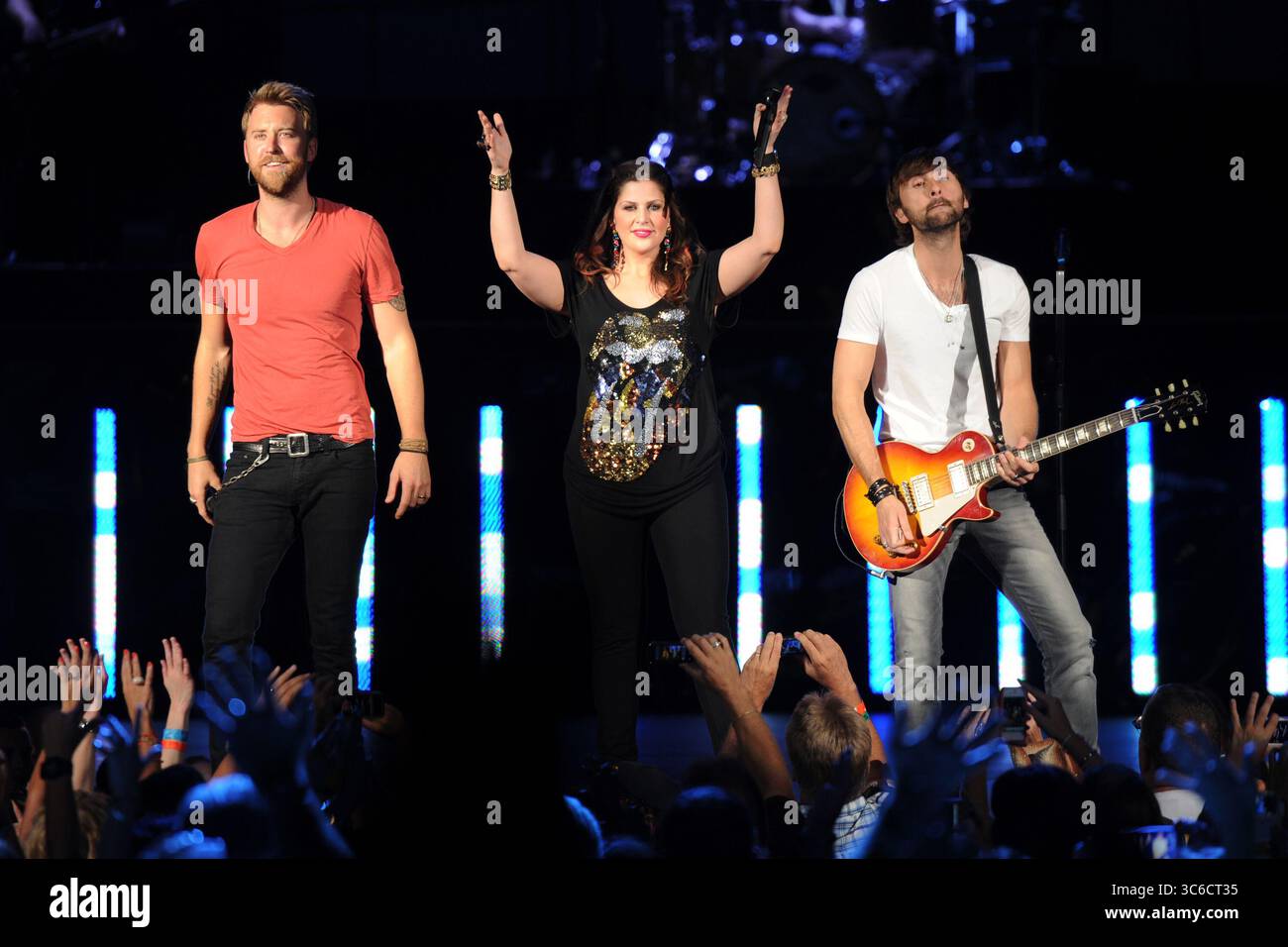 13. Mai 2012, West Palm Beach, Florida, Vereinigte Staaten von Amerika: WEST PALM BEACH - 12. MAI: Hillary Scott, Charles Kelley und Dave Haywood von Lady Antebellum treten am 12. Mai 2012 im Cruzan Ampitheatre in West Palm Beach auf...Lady A ist eine US-amerikanische Country-Band, die 2006 in Nashville, Tennessee gegründet wurde. Die Gruppe besteht aus Hillary Scott, Charles Kelley und Dave Haywood. Leute: Hillary Scott, Charles Kelley, Dave Haywood (Credit Image: © SMG via ZUMA Wire) Stockfoto