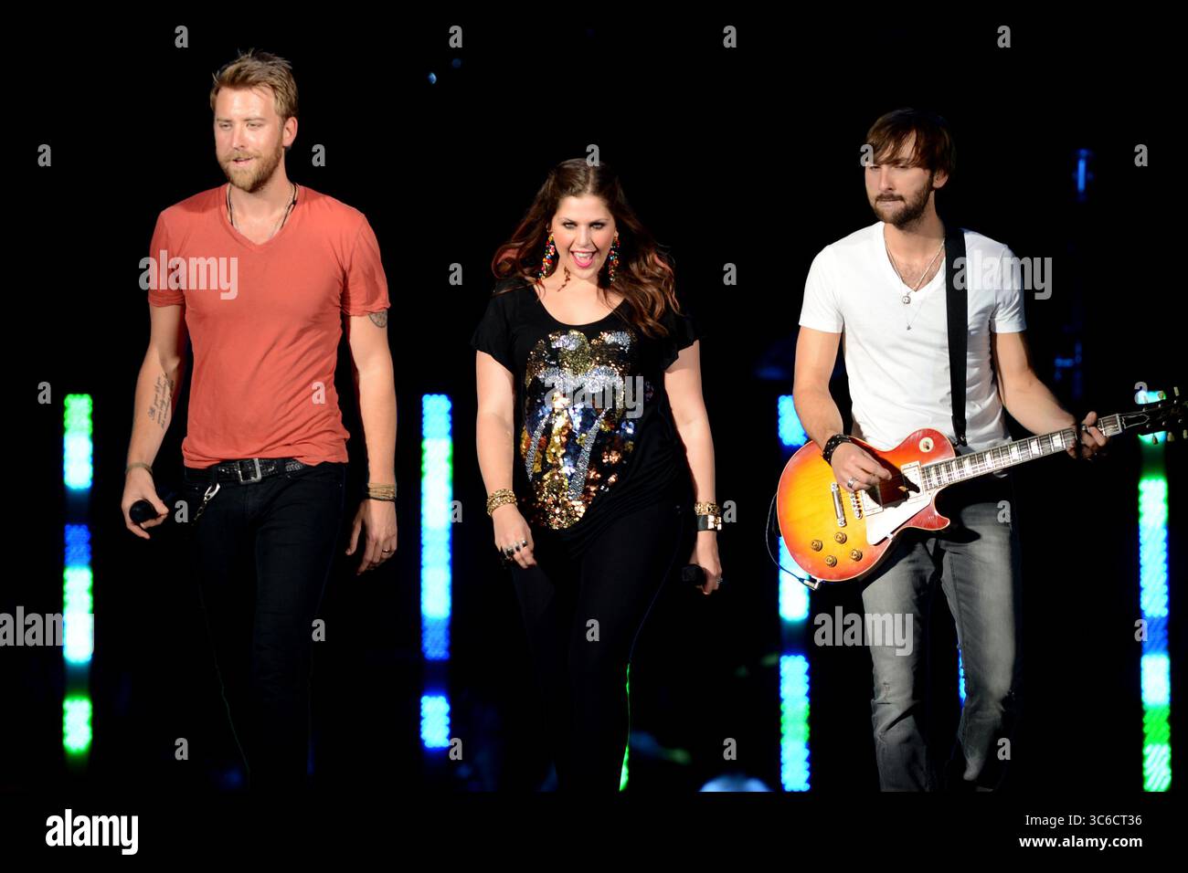 13. Mai 2012, West Palm Beach, Florida, Vereinigte Staaten von Amerika: WEST PALM BEACH - 12. MAI: Hillary Scott, Charles Kelley und Dave Haywood von Lady Antebellum treten am 12. Mai 2012 im Cruzan Ampitheatre in West Palm Beach auf...Lady A ist eine US-amerikanische Country-Band, die 2006 in Nashville, Tennessee gegründet wurde. Die Gruppe besteht aus Hillary Scott, Charles Kelley und Dave Haywood. Leute: Hillary Scott, Charles Kelley, Dave Haywood (Credit Image: © SMG via ZUMA Wire) Stockfoto