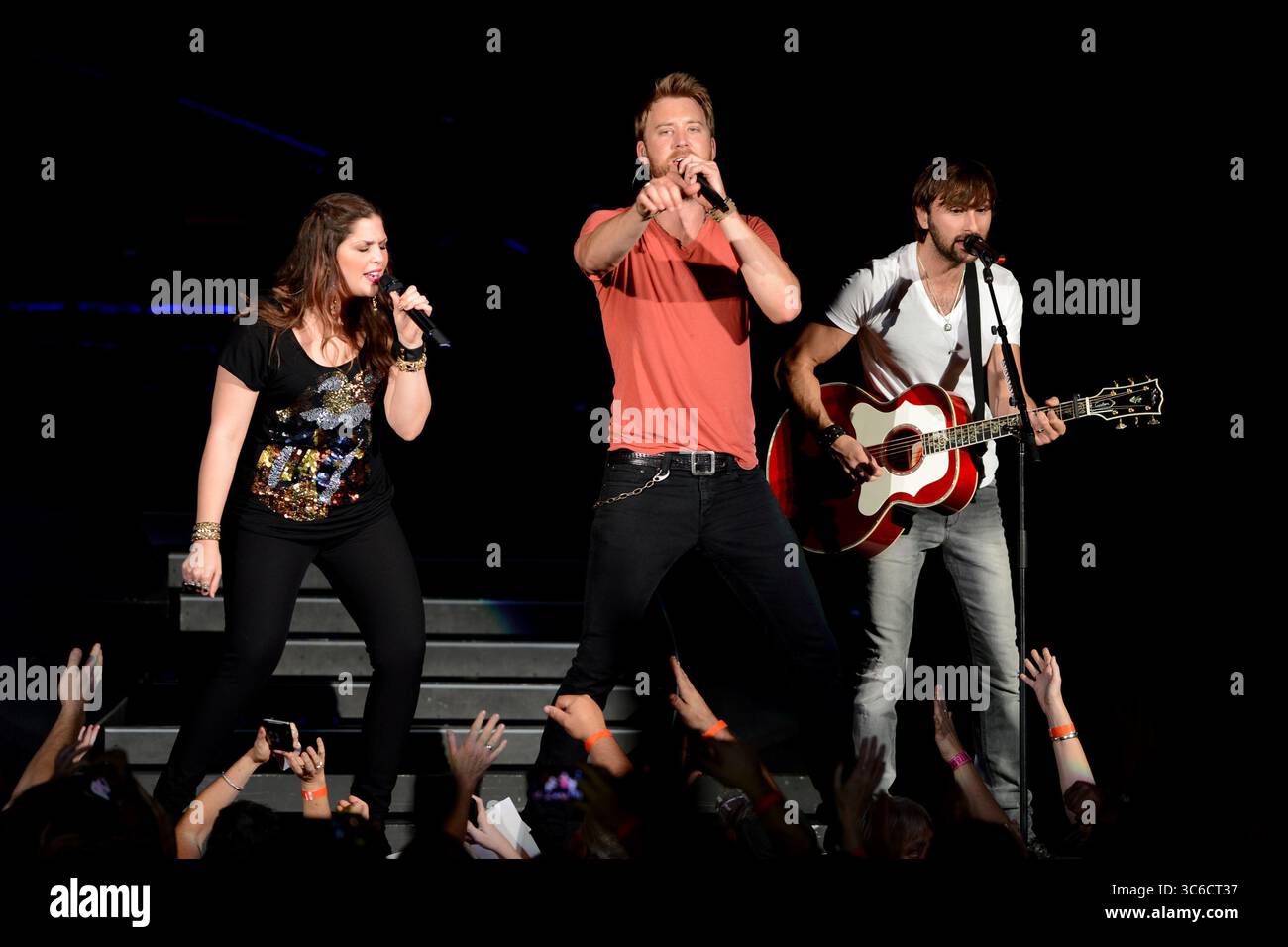 13. Mai 2012, West Palm Beach, Florida, Vereinigte Staaten von Amerika: WEST PALM BEACH - 12. MAI: Hillary Scott, Charles Kelley und Dave Haywood von Lady Antebellum treten am 12. Mai 2012 im Cruzan Ampitheatre in West Palm Beach auf...Lady A ist eine US-amerikanische Country-Band, die 2006 in Nashville, Tennessee gegründet wurde. Die Gruppe besteht aus Hillary Scott, Charles Kelley und Dave Haywood. Leute: Hillary Scott, Charles Kelley, Dave Haywood (Credit Image: © SMG via ZUMA Wire) Stockfoto