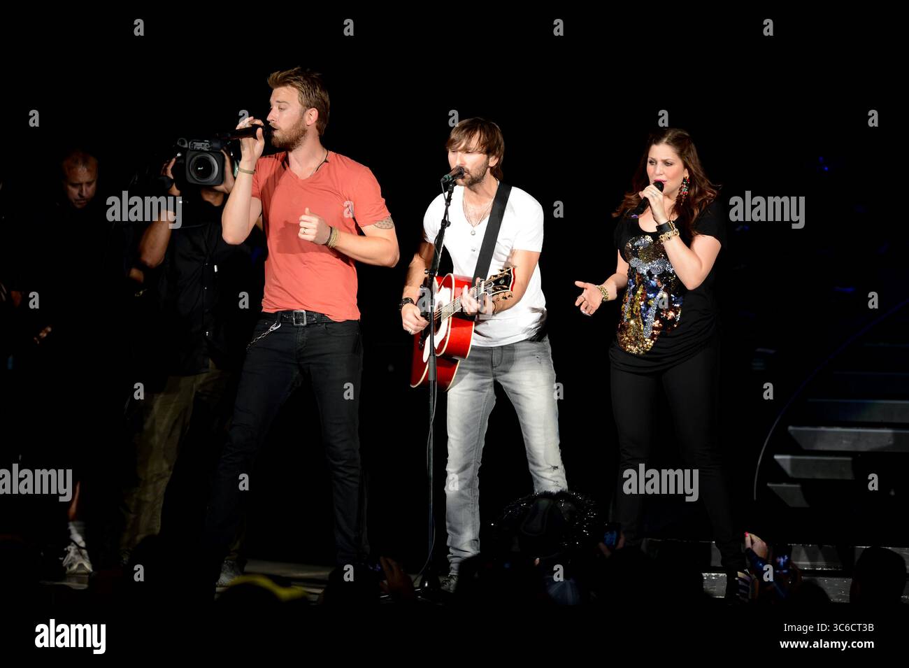 13. Mai 2012, West Palm Beach, Florida, Vereinigte Staaten von Amerika: WEST PALM BEACH - 12. MAI: Hillary Scott, Charles Kelley und Dave Haywood von Lady Antebellum treten am 12. Mai 2012 im Cruzan Ampitheatre in West Palm Beach auf...Lady A ist eine US-amerikanische Country-Band, die 2006 in Nashville, Tennessee gegründet wurde. Die Gruppe besteht aus Hillary Scott, Charles Kelley und Dave Haywood. Leute: Hillary Scott, Charles Kelley, Dave Haywood (Credit Image: © SMG via ZUMA Wire) Stockfoto