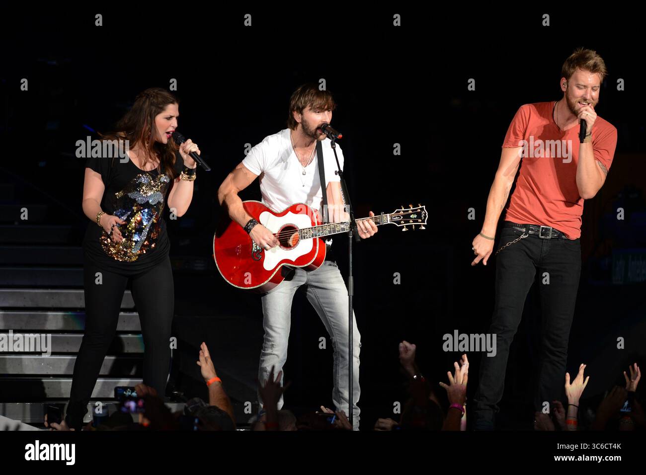 13. Mai 2012, West Palm Beach, Florida, Vereinigte Staaten von Amerika: WEST PALM BEACH - 12. MAI: Hillary Scott, Charles Kelley und Dave Haywood von Lady Antebellum treten am 12. Mai 2012 im Cruzan Ampitheatre in West Palm Beach auf...Lady A ist eine US-amerikanische Country-Band, die 2006 in Nashville, Tennessee gegründet wurde. Die Gruppe besteht aus Hillary Scott, Charles Kelley und Dave Haywood. Leute: Hillary Scott, Charles Kelley, Dave Haywood (Credit Image: © SMG via ZUMA Wire) Stockfoto