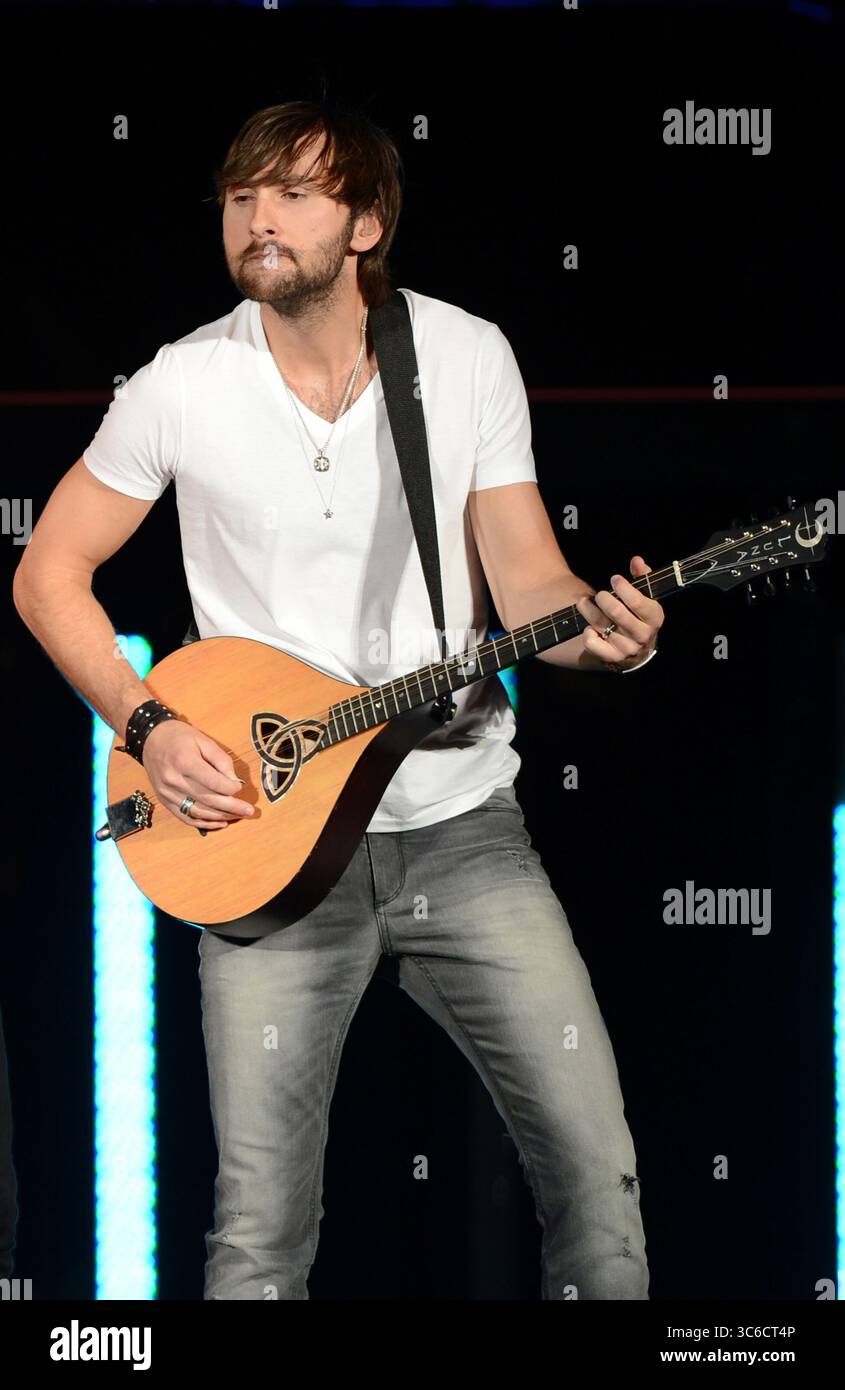 13. Mai 2012, West Palm Beach, Florida, Vereinigte Staaten von Amerika: WEST PALM BEACH - 12. MAI: Hillary Scott, Charles Kelley und Dave Haywood von Lady Antebellum treten am 12. Mai 2012 im Cruzan Ampitheatre in West Palm Beach auf...Lady A ist eine US-amerikanische Country-Band, die 2006 in Nashville, Tennessee gegründet wurde. Die Gruppe besteht aus Hillary Scott, Charles Kelley und Dave Haywood. Leute: Hillary Scott, Charles Kelley, Dave Haywood (Credit Image: © SMG via ZUMA Wire) Stockfoto