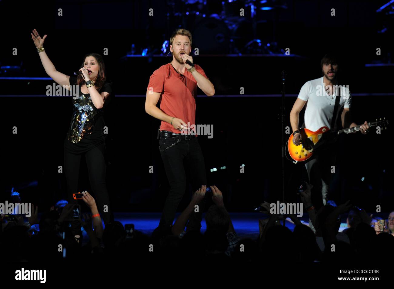 13. Mai 2012, West Palm Beach, Florida, Vereinigte Staaten von Amerika: WEST PALM BEACH - 12. MAI: Hillary Scott, Charles Kelley und Dave Haywood von Lady Antebellum treten am 12. Mai 2012 im Cruzan Ampitheatre in West Palm Beach auf...Lady A ist eine US-amerikanische Country-Band, die 2006 in Nashville, Tennessee gegründet wurde. Die Gruppe besteht aus Hillary Scott, Charles Kelley und Dave Haywood. Leute: Hillary Scott, Charles Kelley, Dave Haywood (Credit Image: © SMG via ZUMA Wire) Stockfoto
