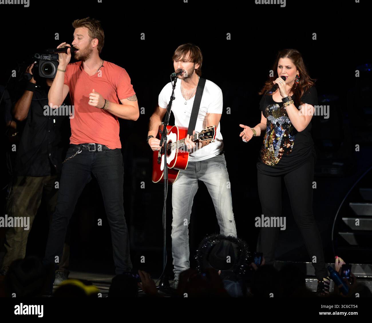 13. Mai 2012, West Palm Beach, Florida, Vereinigte Staaten von Amerika: WEST PALM BEACH - 12. MAI: Hillary Scott, Charles Kelley und Dave Haywood von Lady Antebellum treten am 12. Mai 2012 im Cruzan Ampitheatre in West Palm Beach auf...Lady A ist eine US-amerikanische Country-Band, die 2006 in Nashville, Tennessee gegründet wurde. Die Gruppe besteht aus Hillary Scott, Charles Kelley und Dave Haywood. Leute: Hillary Scott, Charles Kelley, Dave Haywood (Credit Image: © SMG via ZUMA Wire) Stockfoto