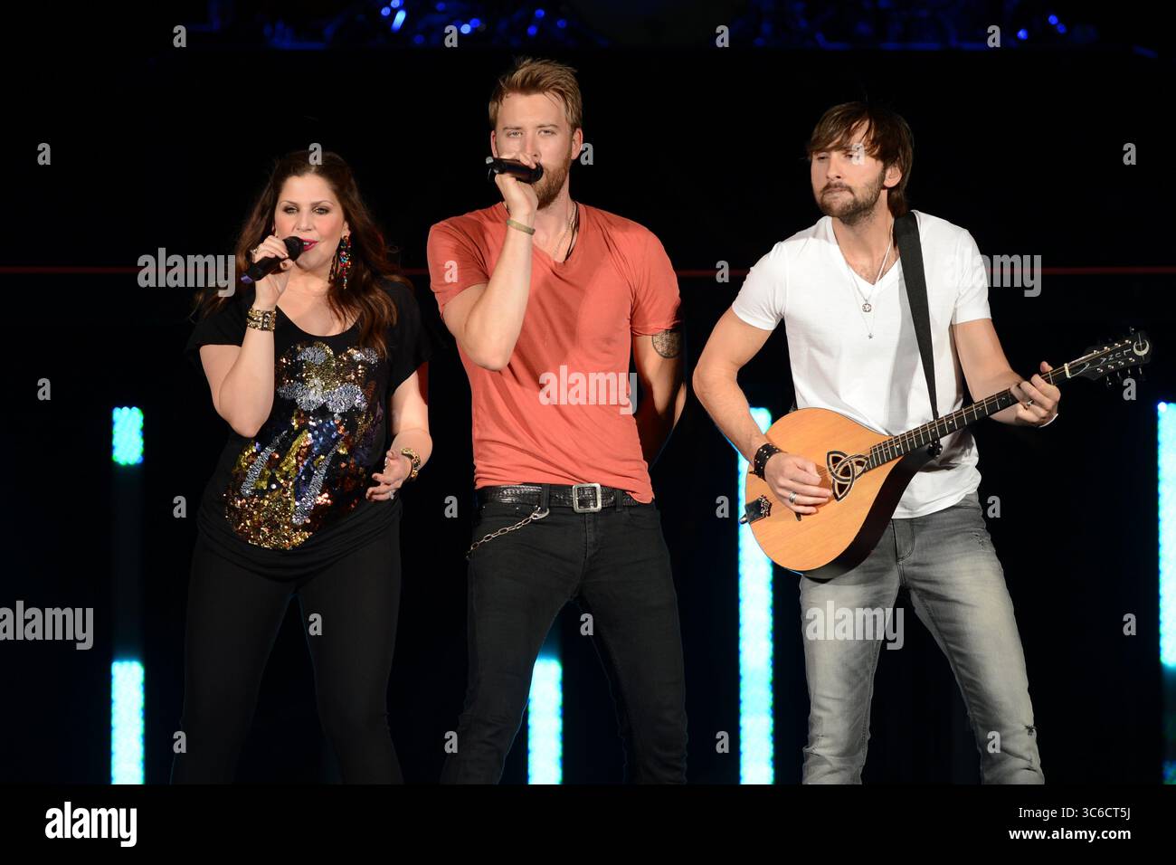 13. Mai 2012, West Palm Beach, Florida, Vereinigte Staaten von Amerika: WEST PALM BEACH - 12. MAI: Hillary Scott, Charles Kelley und Dave Haywood von Lady Antebellum treten am 12. Mai 2012 im Cruzan Ampitheatre in West Palm Beach auf...Lady A ist eine US-amerikanische Country-Band, die 2006 in Nashville, Tennessee gegründet wurde. Die Gruppe besteht aus Hillary Scott, Charles Kelley und Dave Haywood. Leute: Hillary Scott, Charles Kelley, Dave Haywood (Credit Image: © SMG via ZUMA Wire) Stockfoto