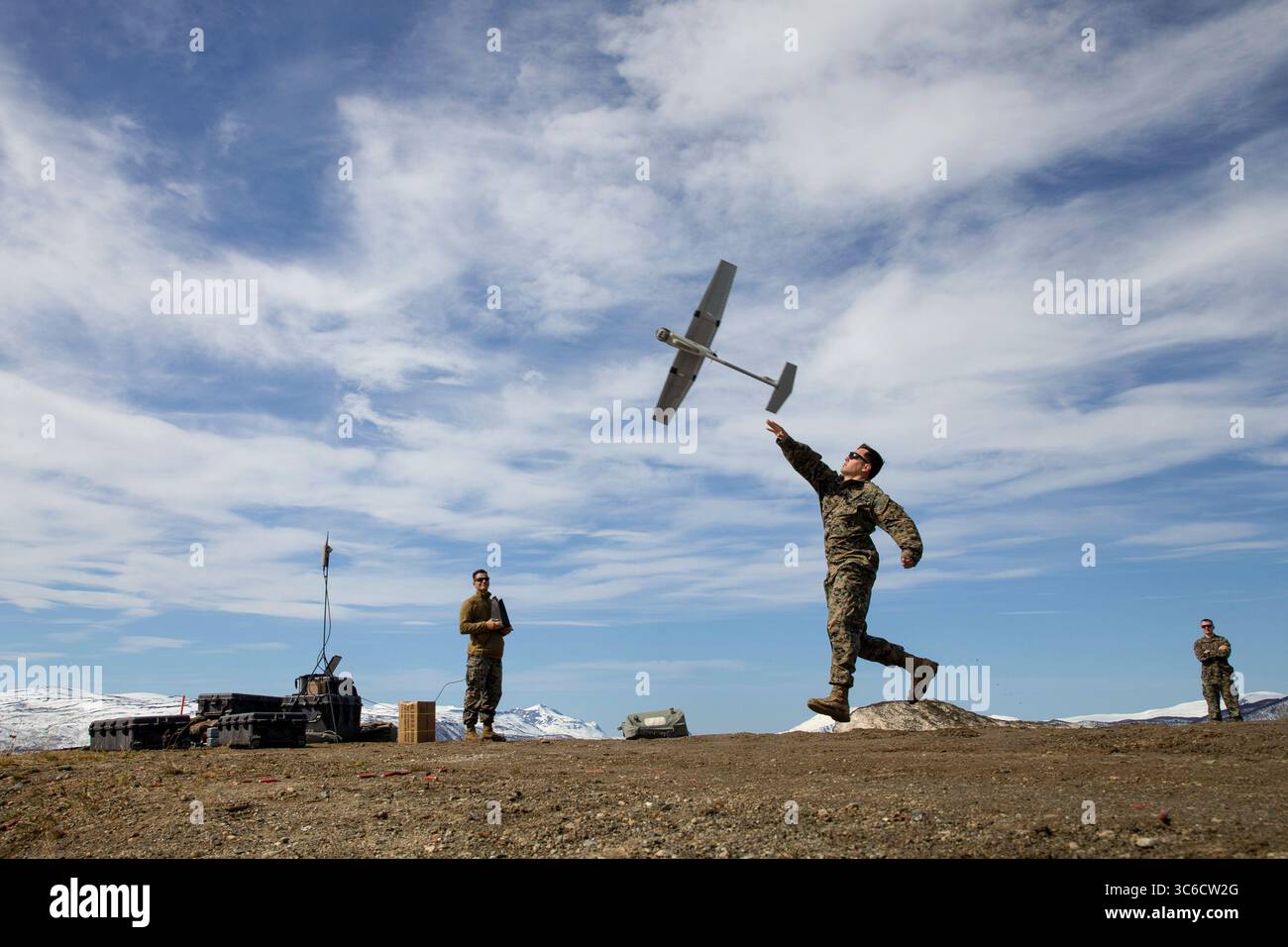 1. Juni 2020 - Setermoen, Norwegen - Ein US-Marine mit Marine Rotational Force-Europe 20.2, Marine Forces Europe and Africa, startet während des UAS-Trainings in Setermoen, Norwegen, 1. Juni 2020 ein unbemanntes Raven-Flugzeugsystem in die Luft. Die MRF-E führt verschiedene Übungen durch, darunter Schulungen für arktische Kälte und Gebirgskriege sowie Militär-Militär-Engagements in ganz Europa, die die Zusammenarbeit zwischen Partnern und Verbündeten verbessern. (Kreditbild: © U.S. Marines/ZUMA Wire/ZUMAPRESS.com) Stockfoto