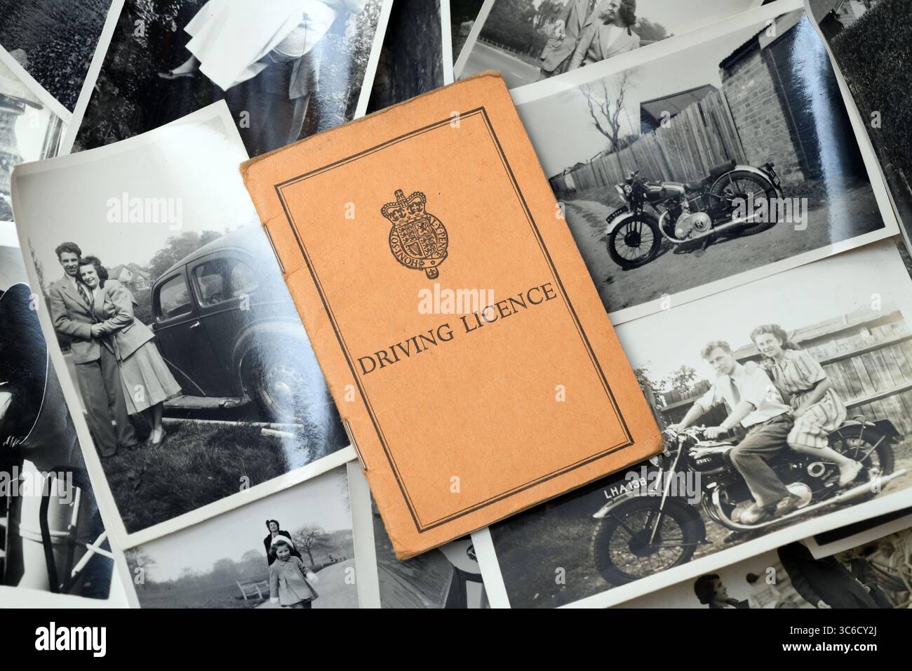 1960'S BRITISCHER FÜHRERSCHEIN MIT ZEITFOTOGRAFIEN RE-FAHRER FAHRTESTS MOTORGESCHICHTE GROSSBRITANNIEN Stockfoto