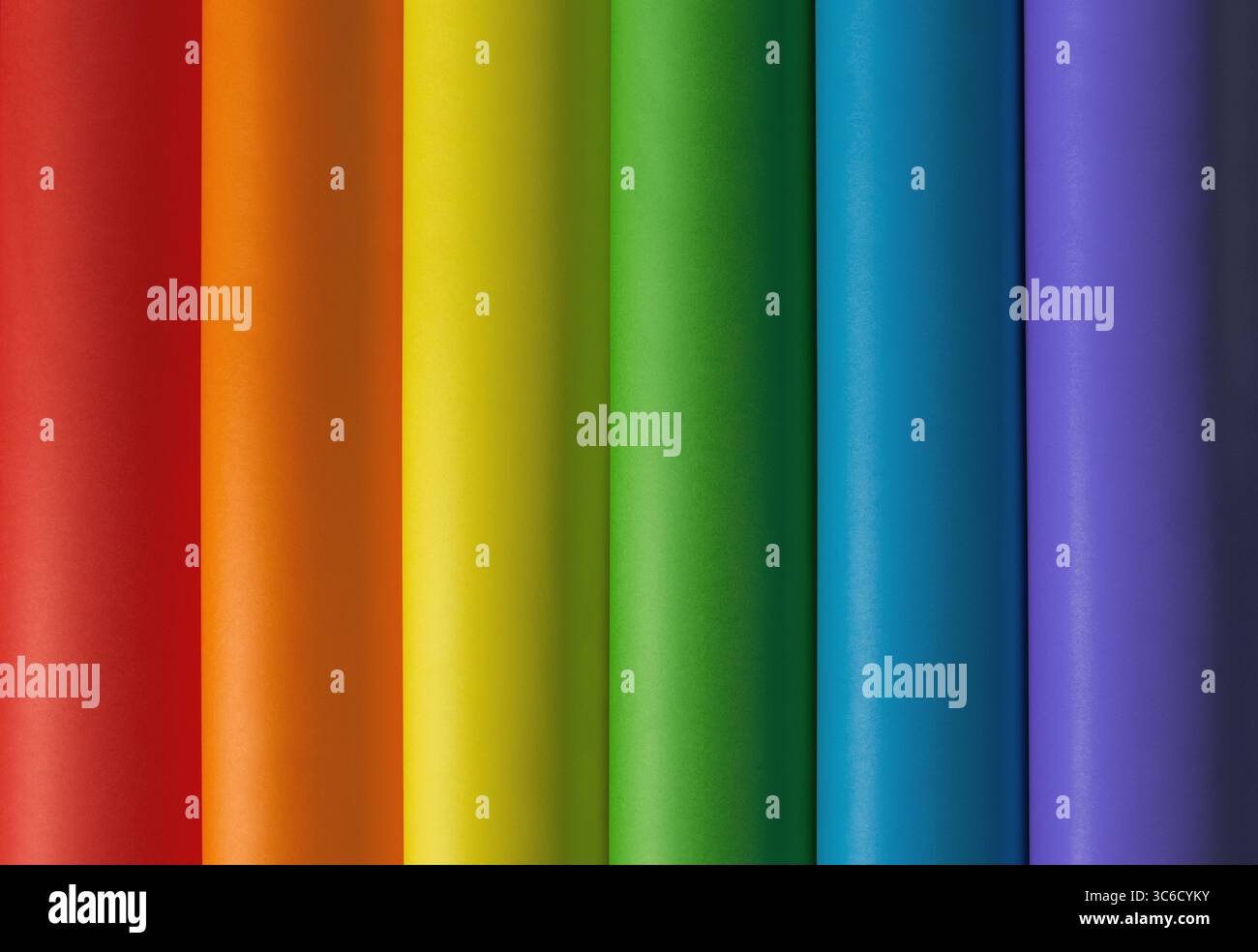 Abstrakter farbenfroher Papierhintergrund und Hintergrund mit einer vertikalen Reihe gefalteter Papierbögen mit Regenbogenmuster und lgbtq-Flaggenfarben. Stockfoto