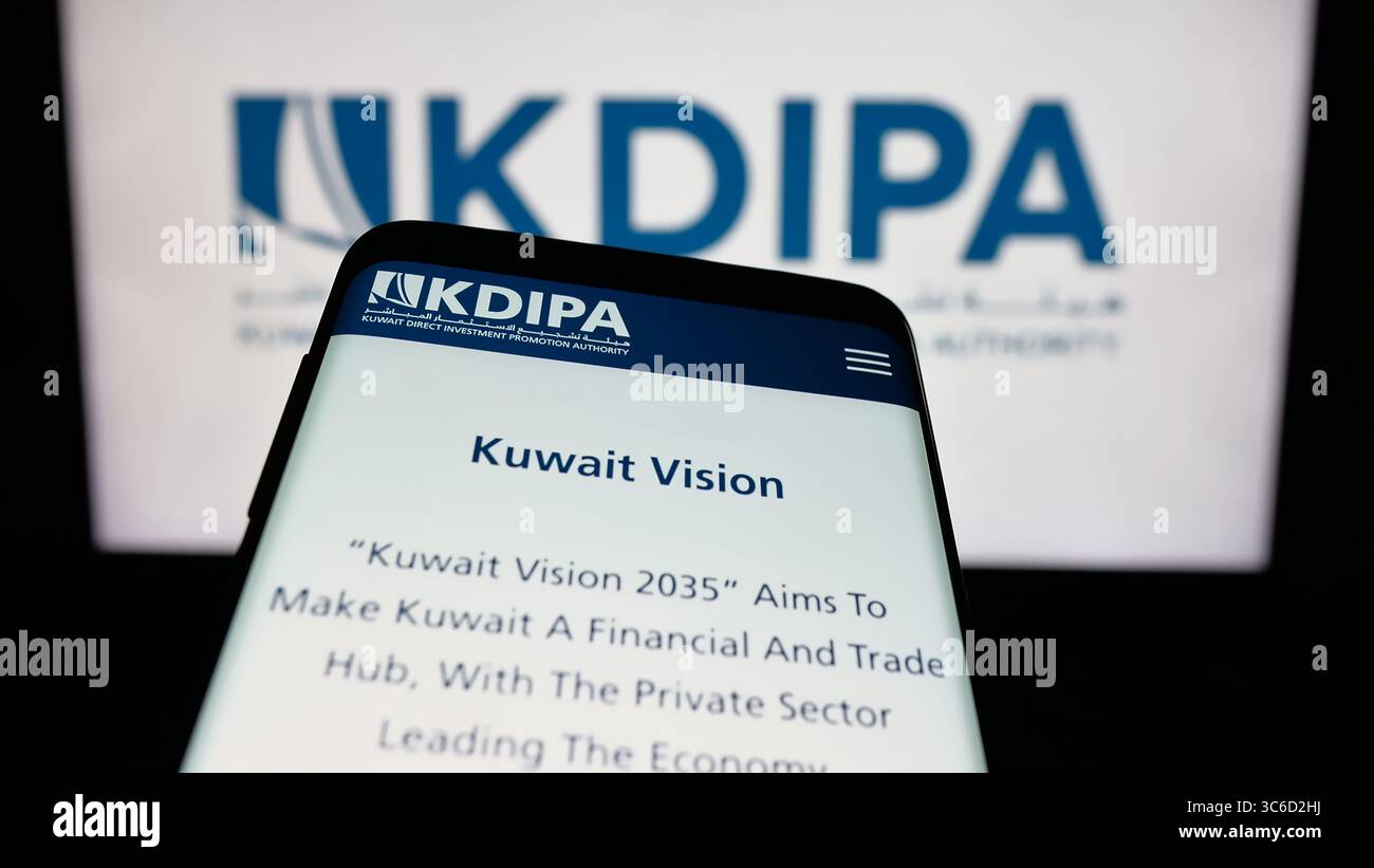 Stuttgart, Deutschland - 19.06.2025: Mobiltelefon mit Website der kuwaitischen Investitionsförderungsbehörde KDIPA auf dem Bildschirm vor dem Logo. Stockfoto