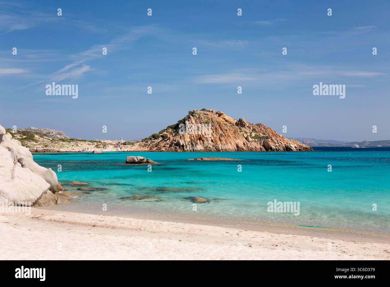 Spargi, Nationalpark La Maddalena Archipel, Gallura, Sardinien, Italien. Blick vom Strand über Cala Corsara auf die Landzunge von Punta Rossa Corsara. Stockfoto