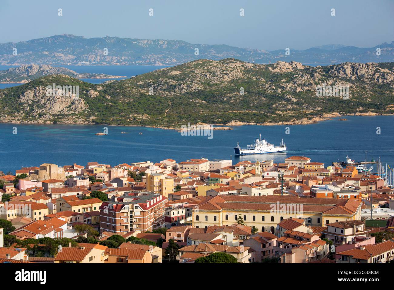 La Maddalena, Nationalpark La Maddalena Archipel, Gallura, Sardinien, Italien. Blick über die Stadt von einem Hügel, Autofähre von Palau aus. Stockfoto