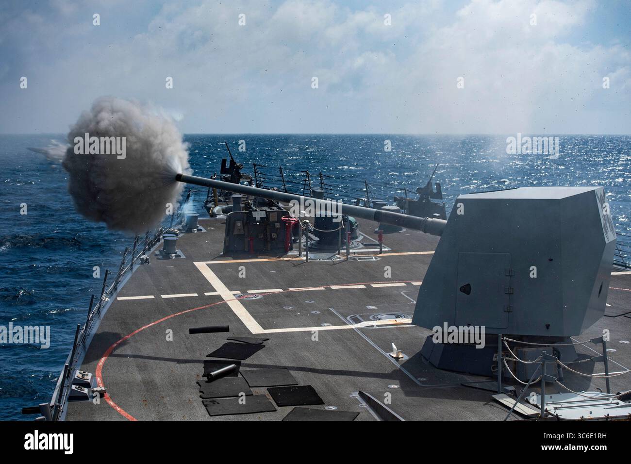 30. Dezember 2020 - Indischer Ozean - der Raketenzerstörer USS Sterett (DDG 104) feuert während einer Feuerübung sein 5-Zoll-Geschütz Mark 45 ab. Sterett ist Teil der Nimitz Carrier Strike Group und wird in das Einsatzgebiet der 5. US-Flotte eingesetzt, um die Stabilität und Sicherheit der Seefahrt in der Zentralregion zu gewährleisten, indem es das Mittelmeer und den Pazifik durch den westlichen Indischen Ozean und drei wichtige Anlaufpunkte für den freien Fluss des globalen Handels verbindet. (Kreditbild: © Drace Wilson/USA Marineblau/ZUMA Wire/ZUMAPRESS.com) Stockfoto 30. Dezember 2020 - Indischer Ozean - der Raketenzerstörer USS Sterett (DDG 104) feuert während einer Feuerübung sein 5-Zoll-Geschütz Mark 45 ab. Sterett ist Teil der Nimitz Carrier Strike Group und wird in das Einsatzgebiet der 5. US-Flotte eingesetzt, um die Stabilität und Sicherheit der Seefahrt in der Zentralregion zu gewährleisten, indem es das Mittelmeer und den Pazifik durch den westlichen Indischen Ozean und drei wichtige Anlaufpunkte für den freien Fluss des globalen Handels verbindet. (Kreditbild: © Drace Wilson/USA Marineblau/ZUMA Wire/ZUMAPRESS.com) Stockfoto