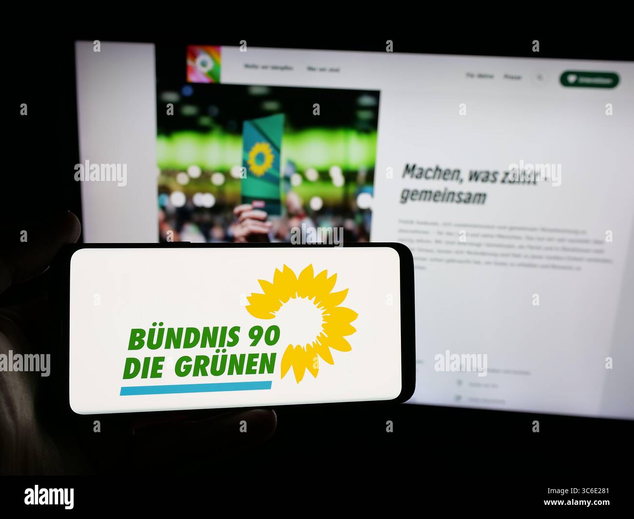 Stuttgart, Deutschland - 25.06.2025: Person mit Smartphone mit Logo der deutschen Partei Bündnis 90 die Grünen auf dem Bildschirm vor der Website. Stockfoto