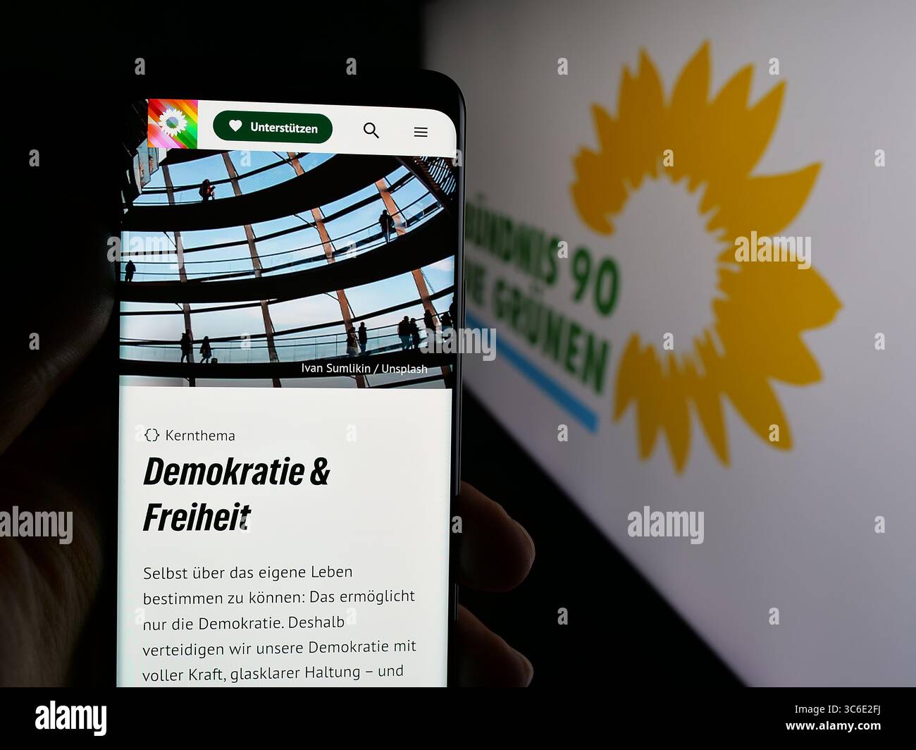 Stuttgart, Deutschland - 25.06.2025: Person mit Smartphone mit Webseite der Bündnis 90 die Grünen auf dem Bildschirm vor dem Logo. Stockfoto