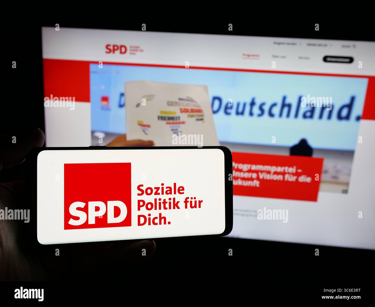 Stuttgart, 25.06.2025: Person mit Smartphone mit Logo der Sozialdemokratischen Partei Deutschlands (SPD) auf dem Bildschirm vor der Website. Stockfoto
