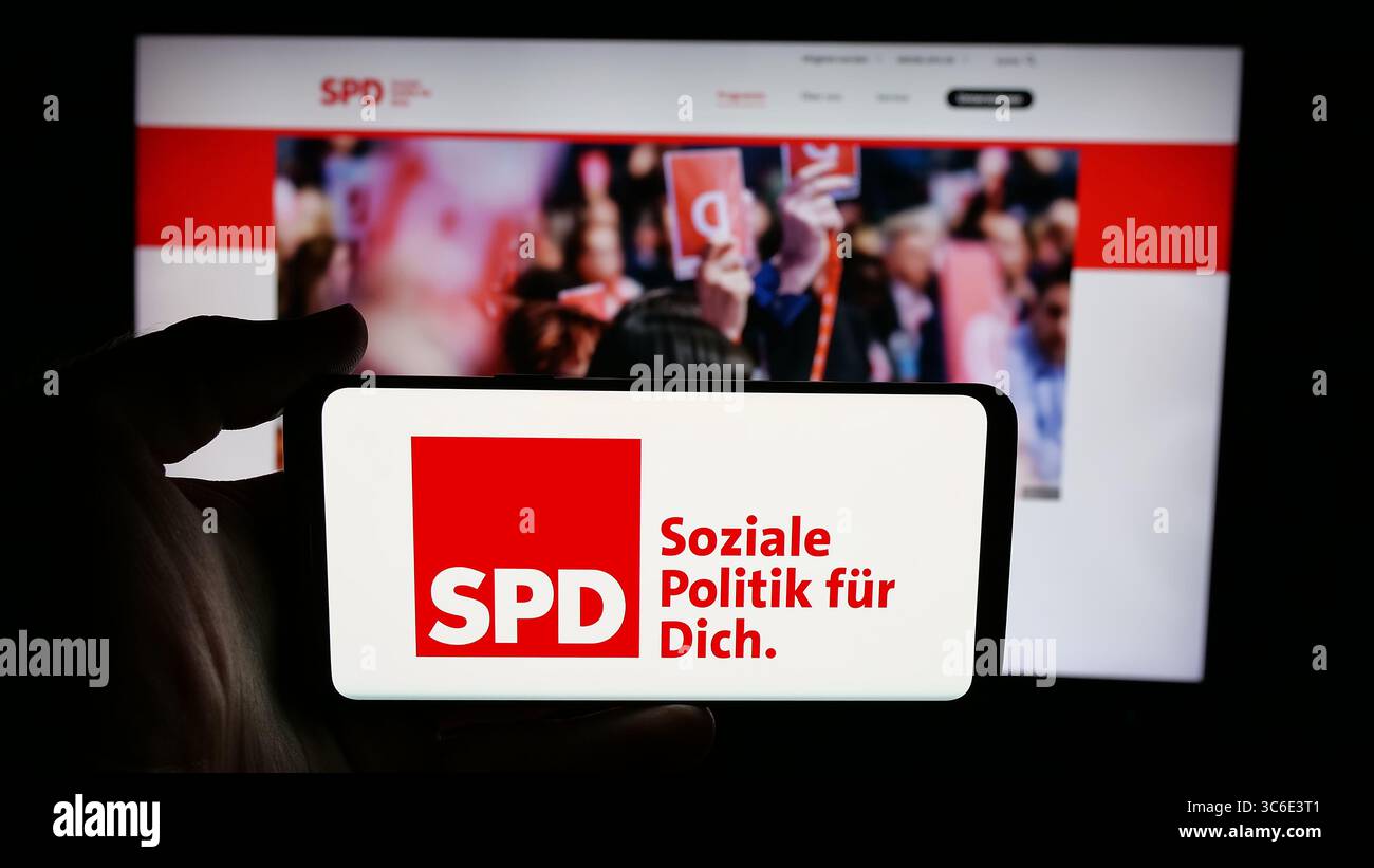 Stuttgart, 25.06.2025: Person mit Handy mit Logo der Sozialdemokratischen Partei Deutschlands (SPD) auf dem Bildschirm vor der Webseite. Stockfoto