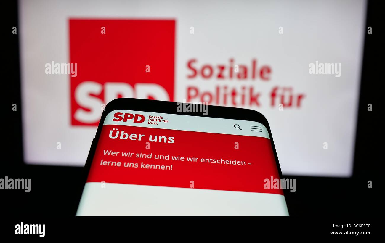 Stuttgart, 25.06.2025: Mobiltelefon mit Website der Sozialdemokratischen Partei Deutschlands (SPD) vor dem Logo. Stockfoto