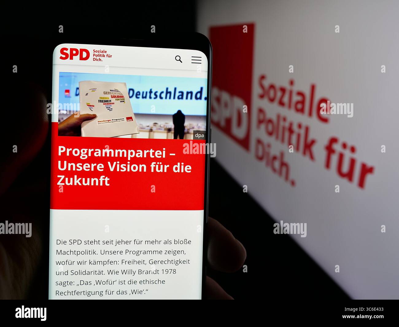 Stuttgart, 25.06.2025: Handybesitzer mit Webseite der Sozialdemokratischen Partei Deutschlands (SPD) auf dem Bildschirm vor dem Logo. Stockfoto