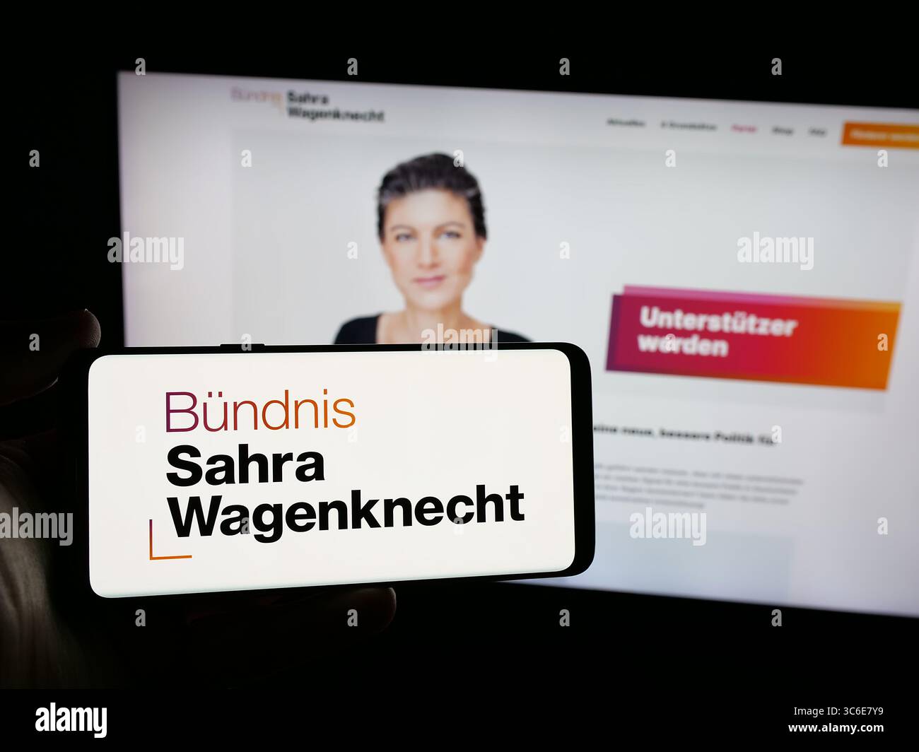 Stuttgart, Deutschland - 26.06.2025: Person mit Smartphone mit Logo der deutschen Partei Bündnis Sahra Wagenknecht (BSW) auf dem Bildschirm vor der Website. Stockfoto