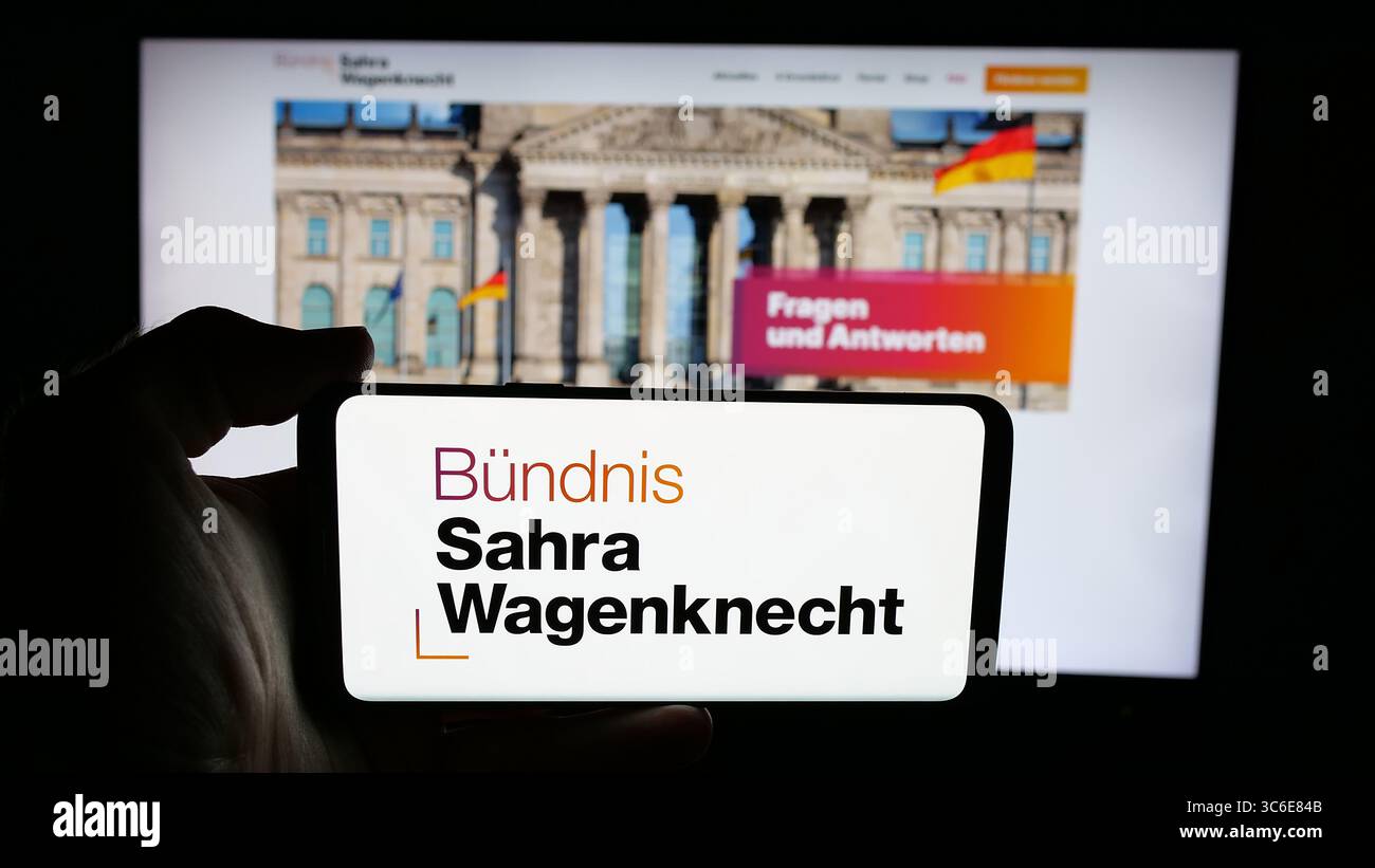 Stuttgart, Deutschland - 26.06.2025: Handybesitzer mit Logo der deutschen Partei Bündnis Sahra Wagenknecht (BSW) auf dem Bildschirm vor der Webseite. Stockfoto