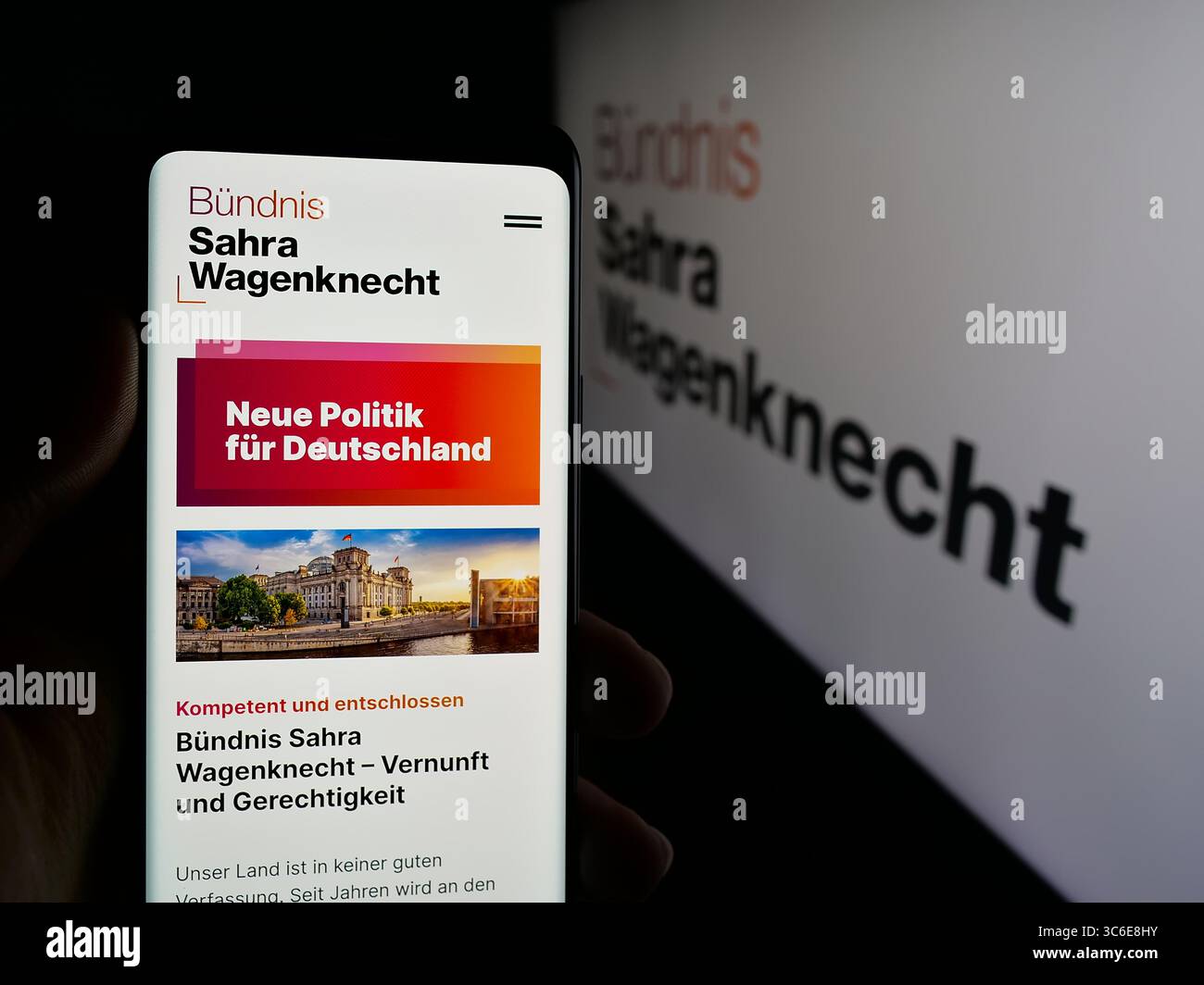 Stuttgart, Deutschland - 26.06.2025: Person mit Smartphone mit Webseite des Bündnisses Sahra Wagenknecht (BSW) auf dem Bildschirm vor dem Logo. Stockfoto