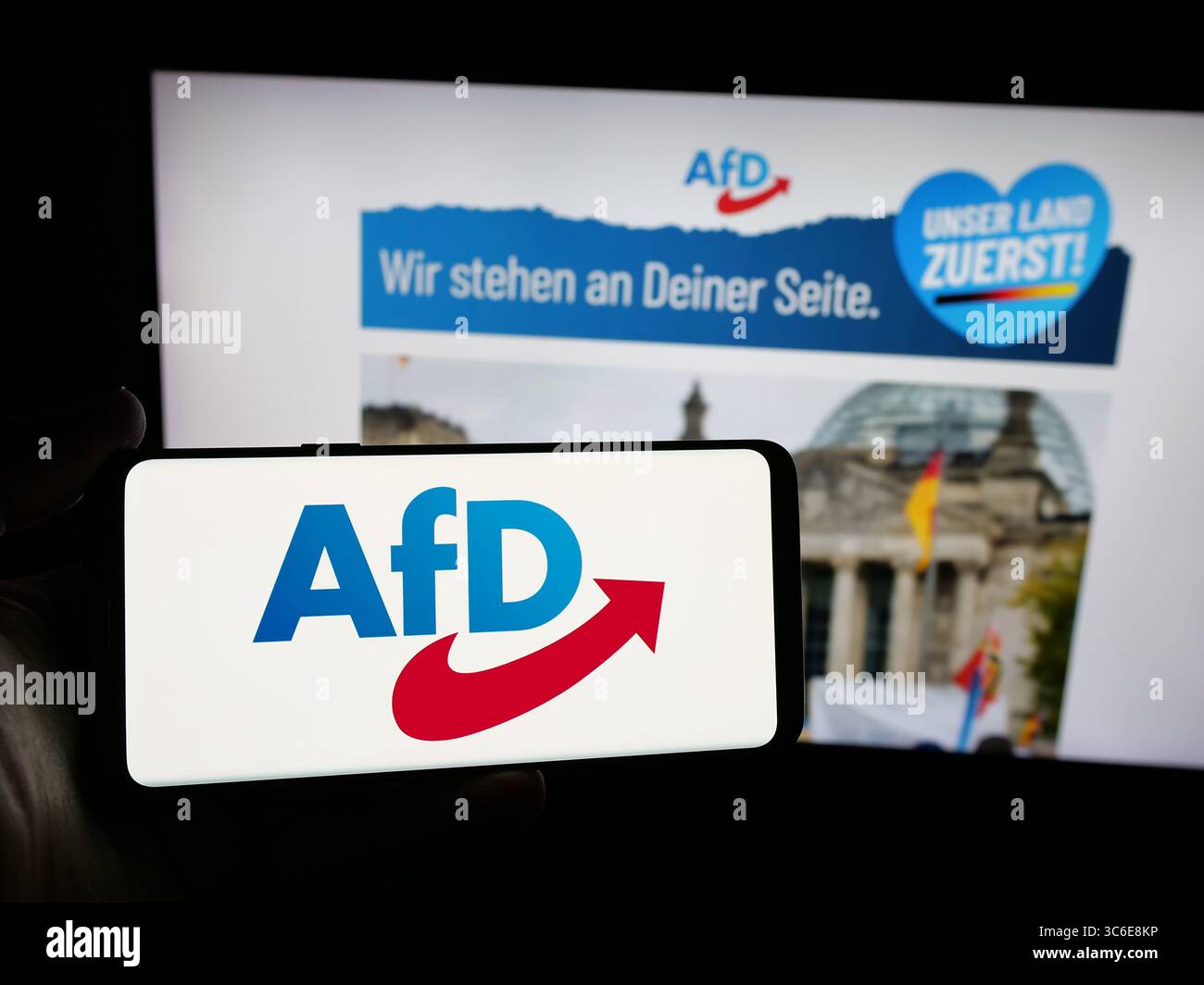 Stuttgart, Deutschland - 26.06.2025: Person, die ein Smartphone mit dem Logo der deutschen Alternative für Deutschland (AfD) auf dem Bildschirm vor der Website hält. Stockfoto