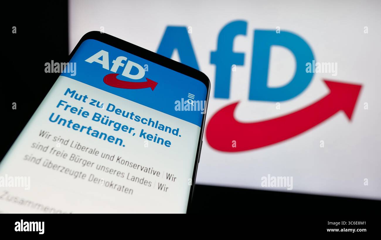 Stuttgart, Deutschland - 26.06.2025: Mobiltelefon mit Website der deutschen Alternative für Deutschland (AfD) vor dem Logo. Stockfoto